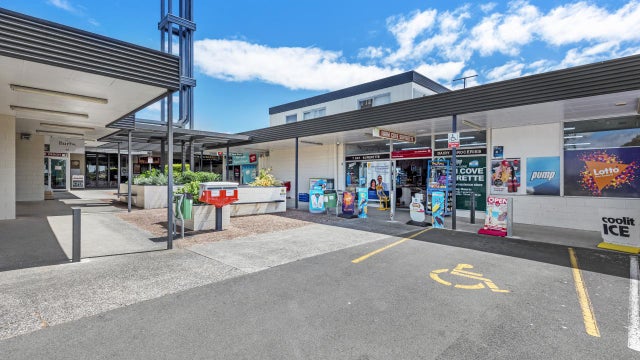 Commercial Private Treaty: 190 Fisher Parade, Farm Cove, Manukau | Bayleys