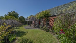 2200869_1.jpg