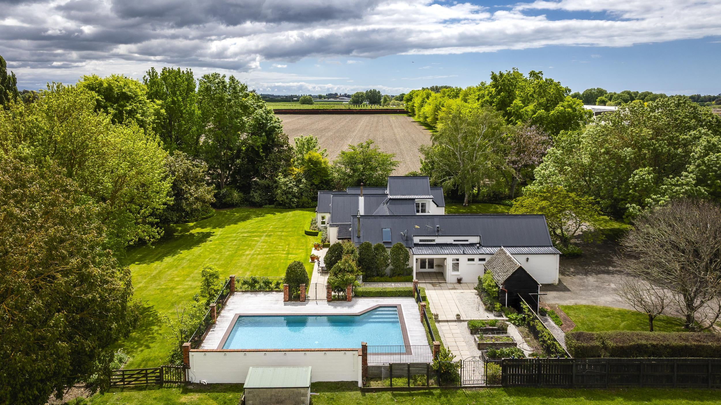 Established Lifestyle, productive land, motivated