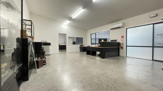 5531093_3.jpg